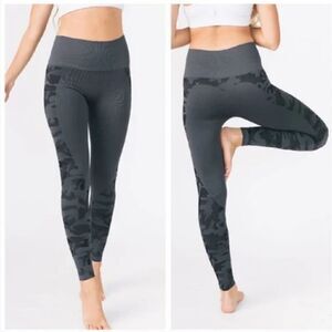 LIKE NEW LARGE ZYIA ACTIVE HIGH RISE PERFORMANCE GRAY SEAMLESS CAMO LEGGINGS